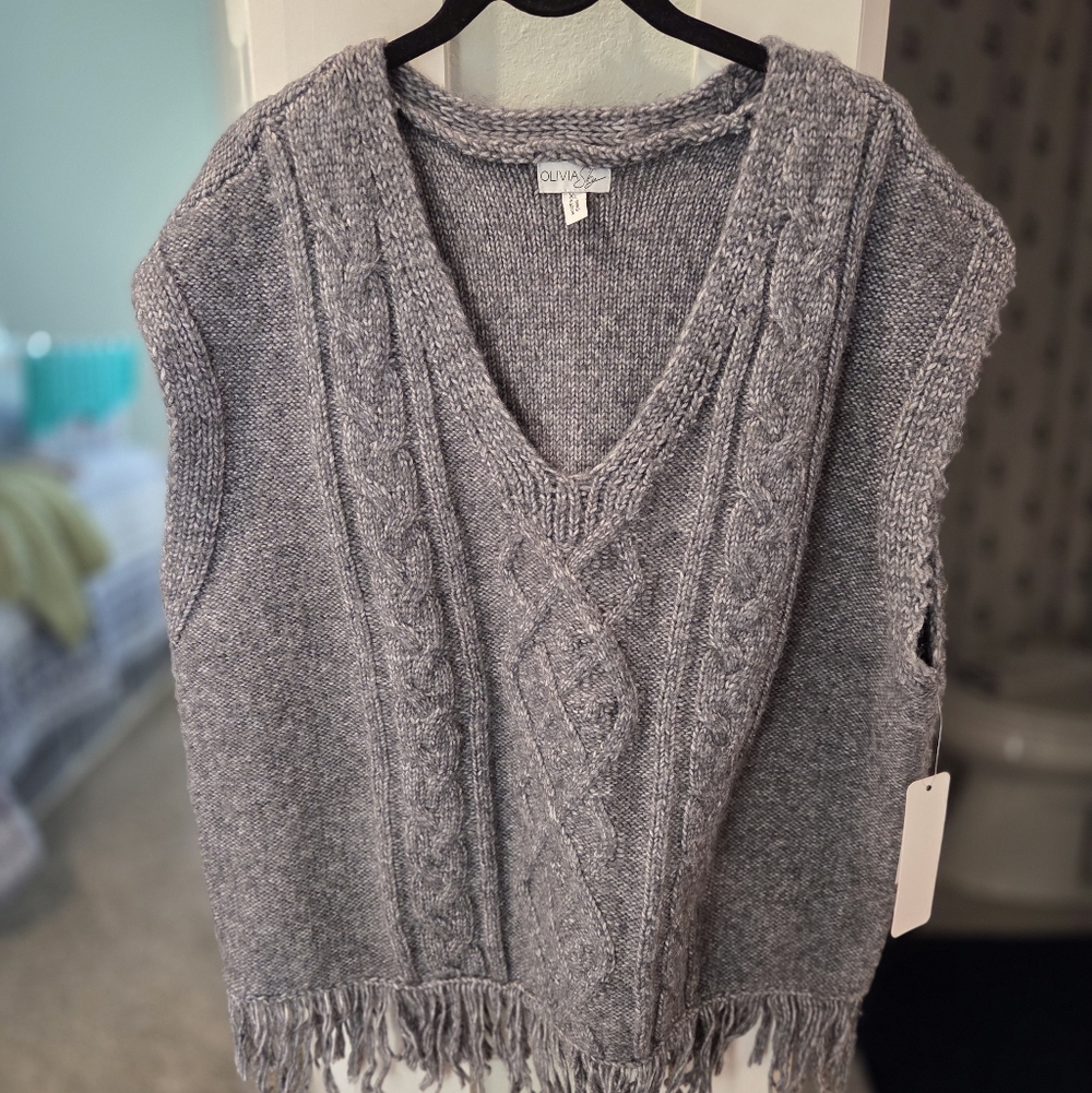Ava & Viv Gray V-Neck Cable Knit Sweater Vest